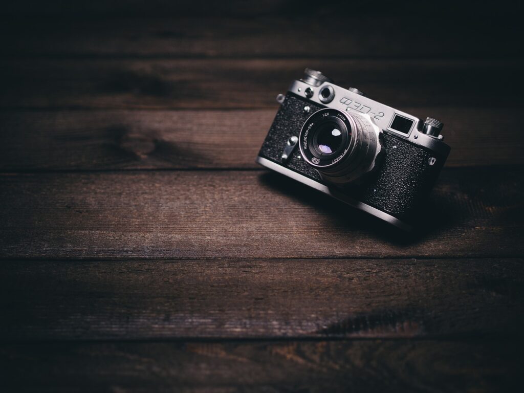 camera, vintage, retro on the wooden table